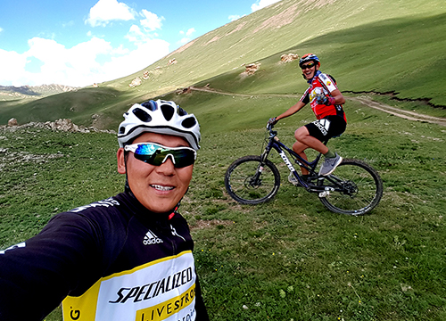 Cycle traversing the Khangai Mountains